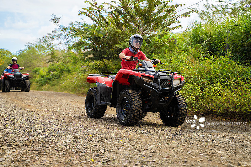 少年驾驶越野车在哥斯达黎加图片素材