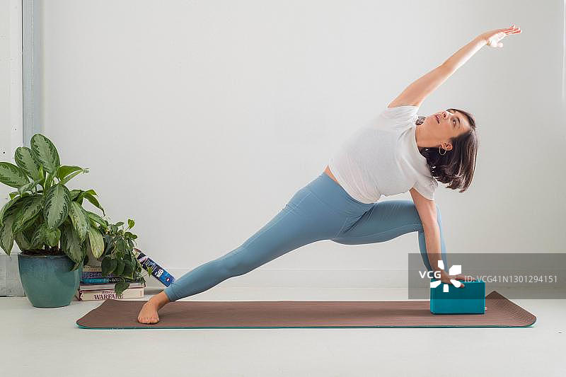 做瑜伽的年轻漂亮女人图片素材