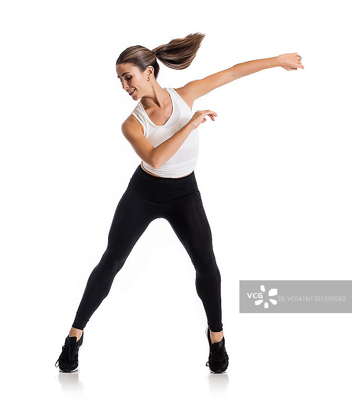 练习尊巴舞的西班牙裔女人图片素材