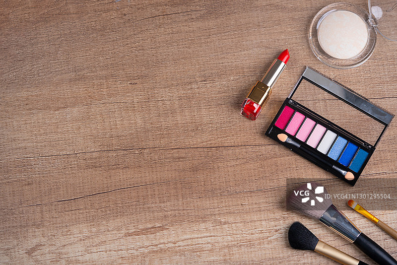 大理石桌面上的美妆产品图片素材