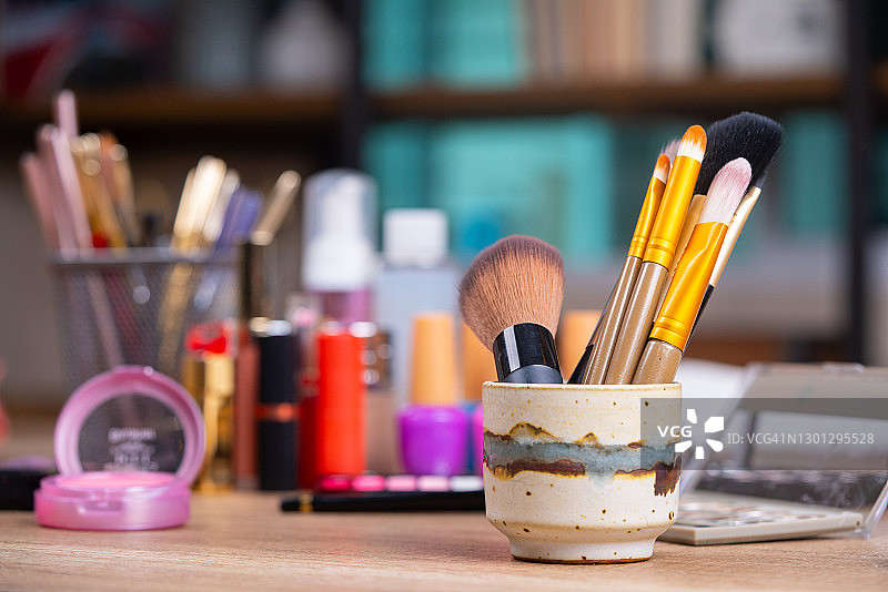 皮革圆筒中的化妆刷图片素材