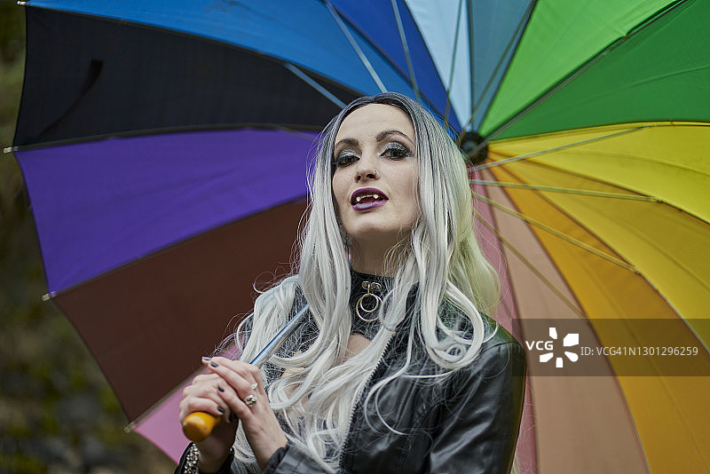 户外的吸血鬼服装女人图片素材