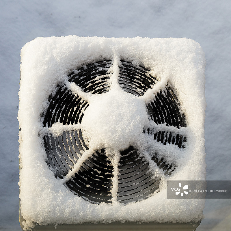 室外暖通空调设备上的雪图片素材