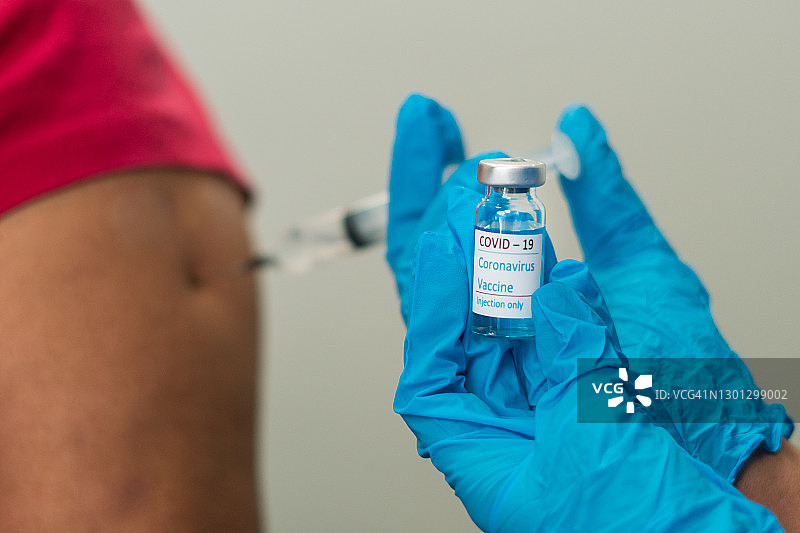 护士接种新冠疫苗图片素材