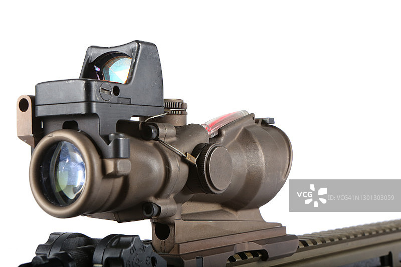 突击步枪上的步枪瞄准镜图片素材