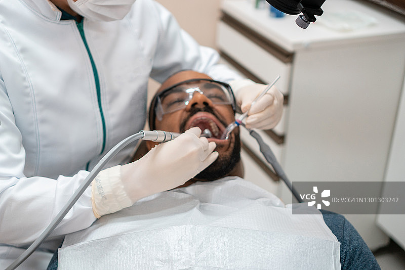 牙医为患者去除龋齿图片素材