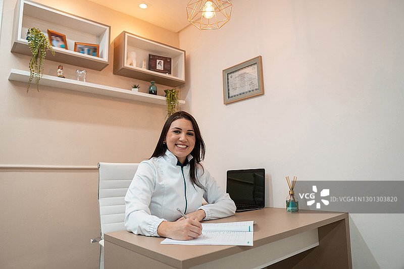 医疗办公室里的女医生图片素材