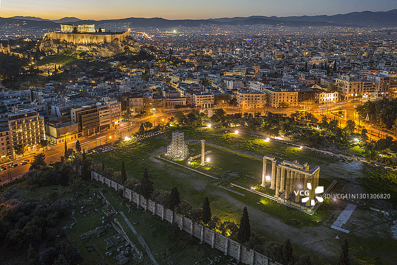 奥林匹亚宙斯神庙和雅典卫城在黄昏时的航拍照片图片素材