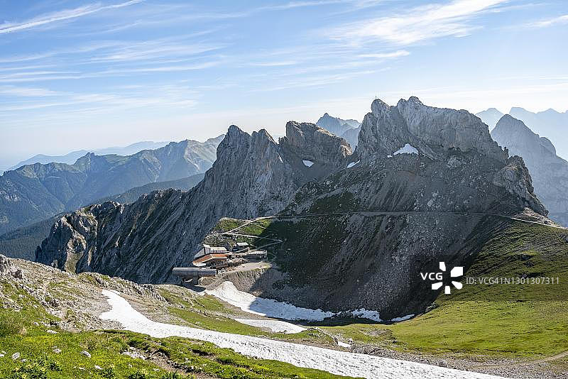 德国巴伐利亚米滕瓦尔德，卡尔文德尔山脉餐厅和卡尔文德尔缆车，北部、中部和南部卡尔文德尔科夫，右侧西部卡尔文德尔峰，米滕瓦尔德高地路图片素材