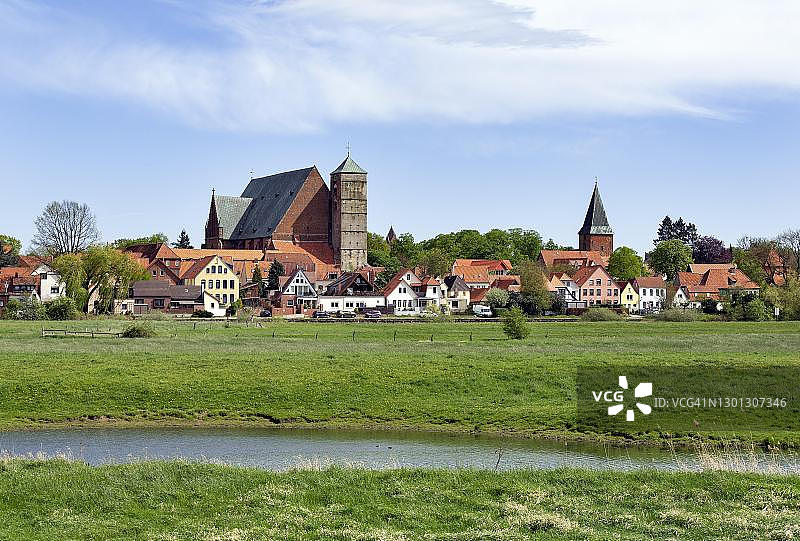 从阿勒河畔韦尔登眺望韦尔登老城、大教堂和圣安德烈教堂，德国下萨克森州图片素材