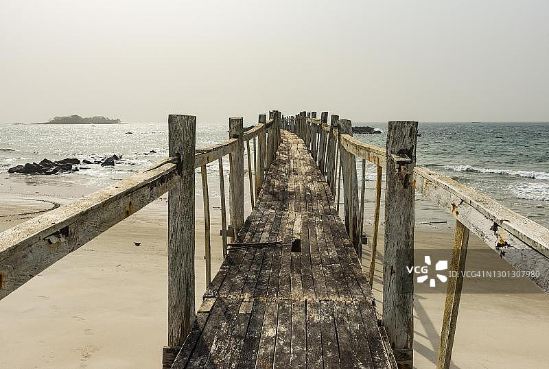 塞拉利昂托克海滩的旧木制码头图片素材