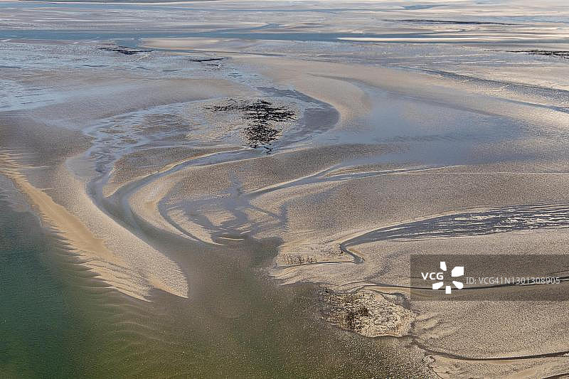 瓦登海国家公园哈勒西尔和旺格罗格之间的潮滩鸟瞰图，德国石勒苏益格-荷尔斯泰因州北弗里西亚图片素材