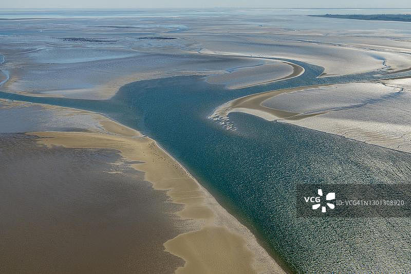 瓦登海国家公园哈勒西尔和旺格罗格之间的潮滩鸟瞰图，德国石勒苏益格-荷尔斯泰因州北弗里西亚图片素材