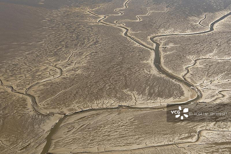 瓦登海国家公园哈勒西尔和旺格罗格之间的潮滩鸟瞰图，德国石勒苏益格-荷尔斯泰因州北弗里西亚图片素材