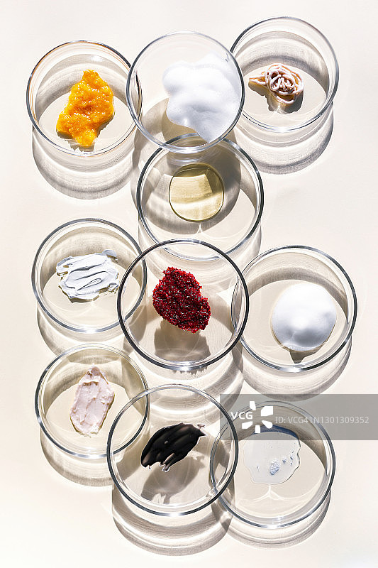 透明板上的化妆品美容护肤品图片素材