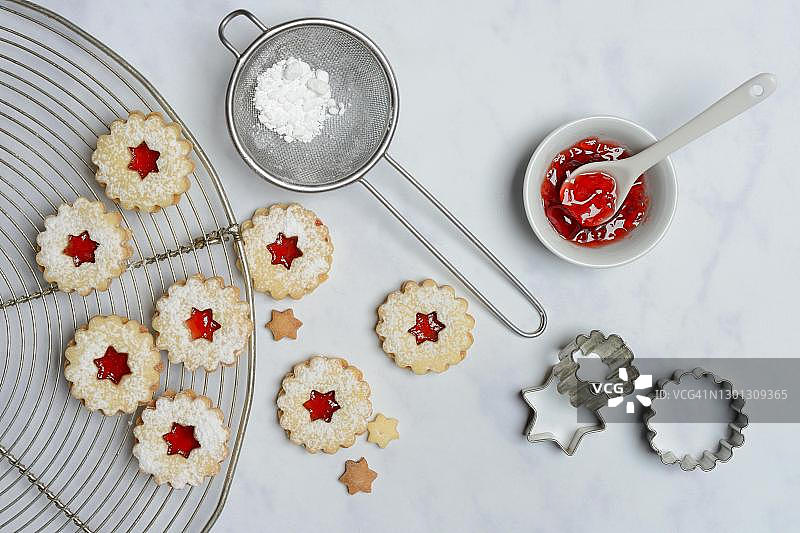 Spitzbube饼干和红醋栗果冻碗，德国图片素材