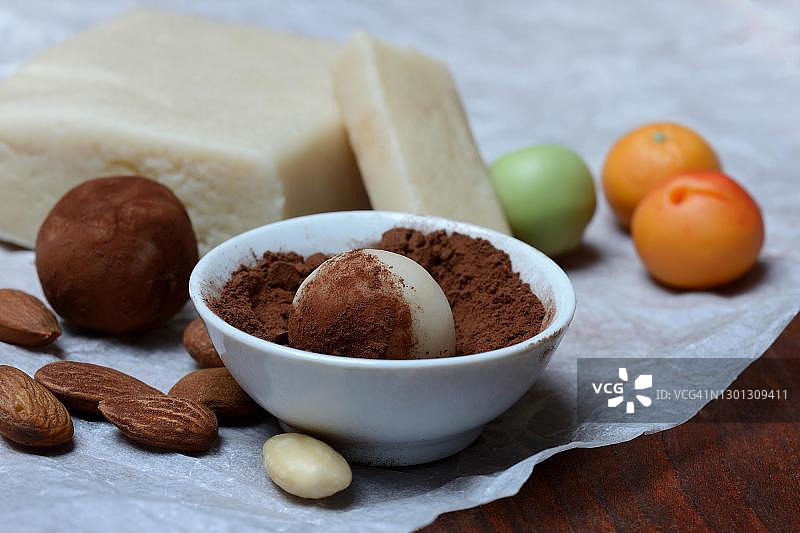 杏仁蛋白软糖、杏仁蛋白软糖土豆、生杏仁蛋白软糖和杏仁（德国）图片素材