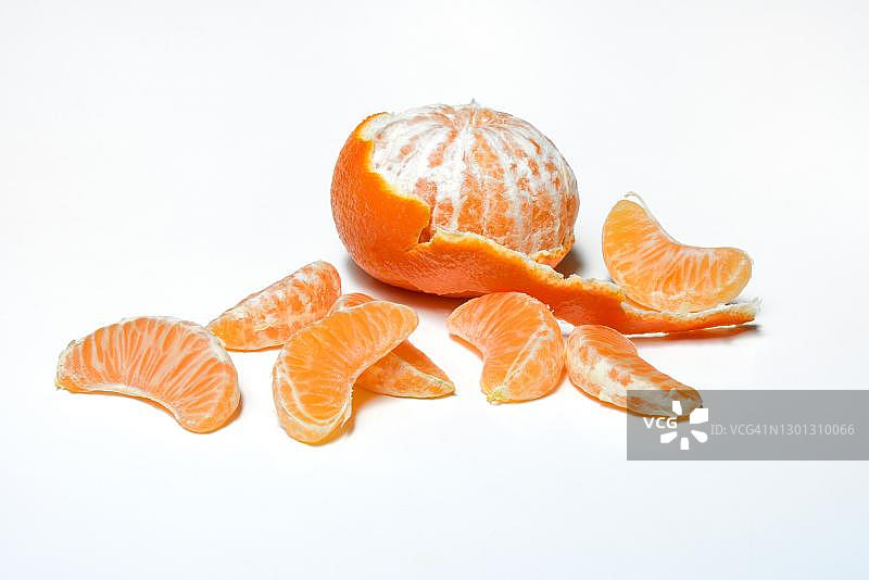 半剥皮的克莱门汀橘子和橘子瓣，白色背景，德国图片素材