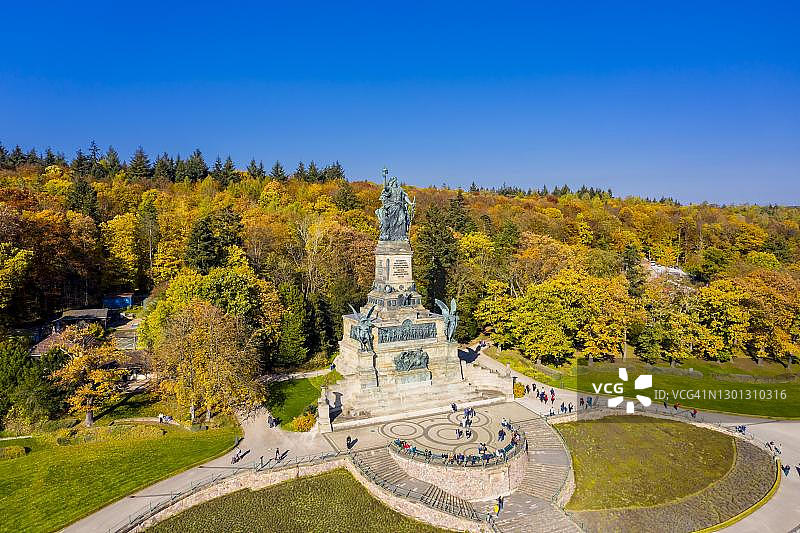 吕德斯海姆秋季葡萄园中的尼德瓦尔德纪念碑航拍,联合国教科文组织世界遗产,德国黑森州莱茵河中上游河谷图片素材