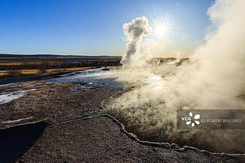 冰岛黄金圈Haukadalur地热区Strokkur间歇泉后方喷发的温泉图片素材