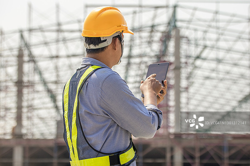 工头使用平板电脑检查基础设施图片素材