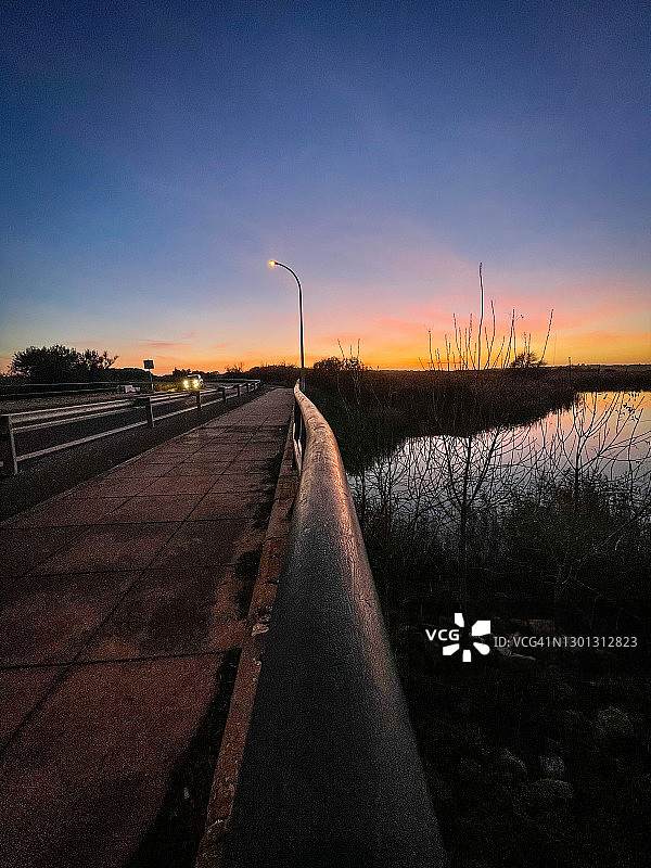 路边湖泊的日落图片素材