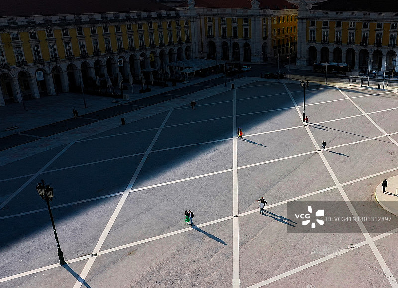 从上方看街道上的社交距离图片素材