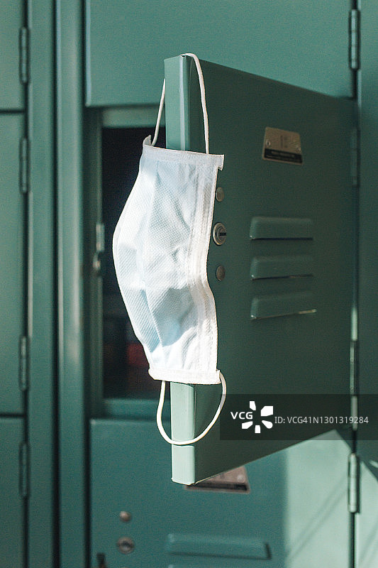 佩戴口罩的学校，新冠疫情下的学校图片素材