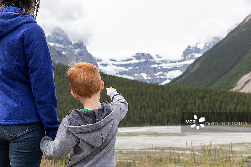 母子在加拿大贾斯珀国家公园冰原大道欣赏风景图片素材