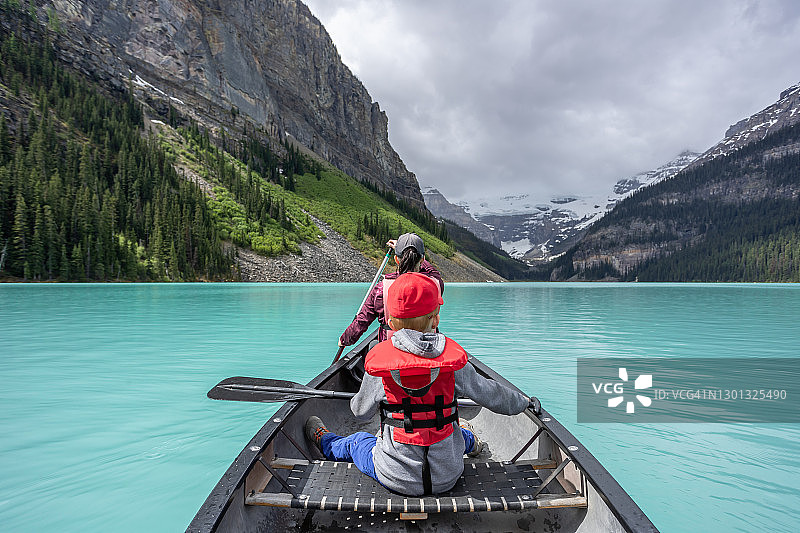 在路易斯湖上划独木舟的家庭视角图片素材