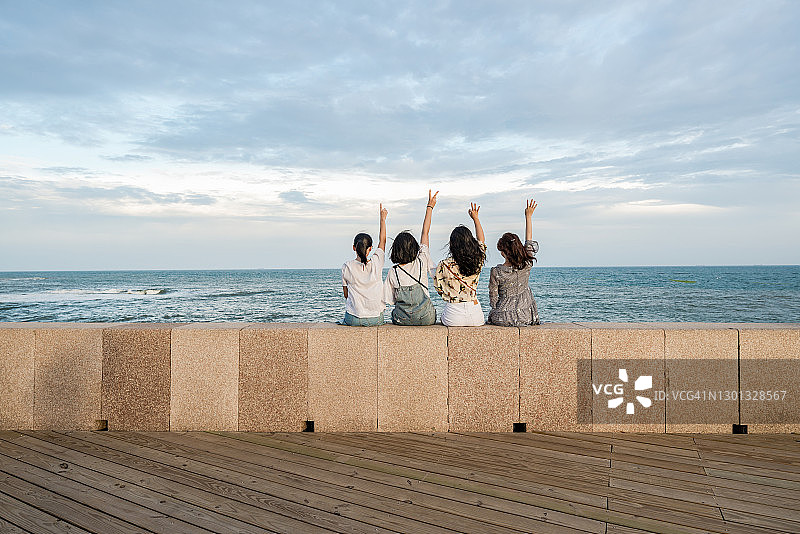 海边前的四位美丽女孩，留白图片素材