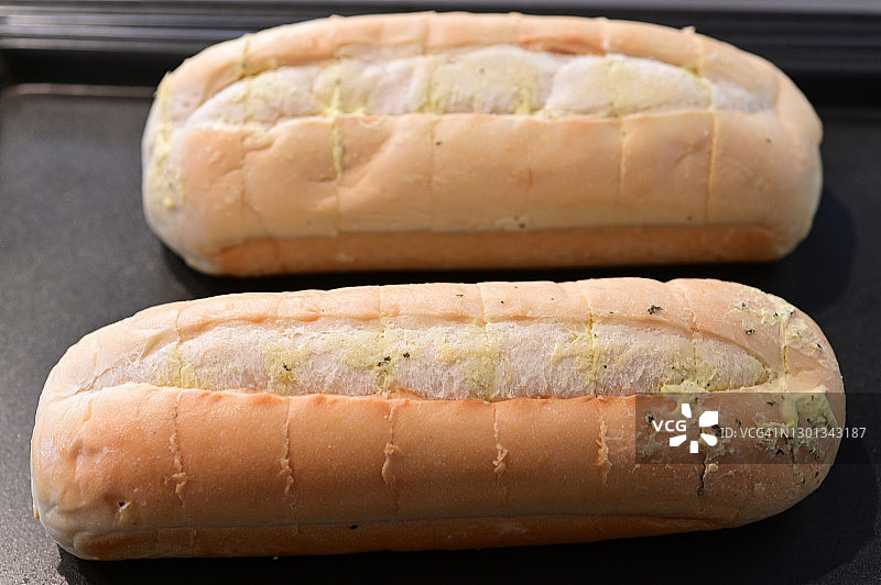 烤盘上的蒜香面包图片素材