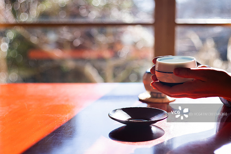 用心慢 brewing 一杯美味的日本茶图片素材