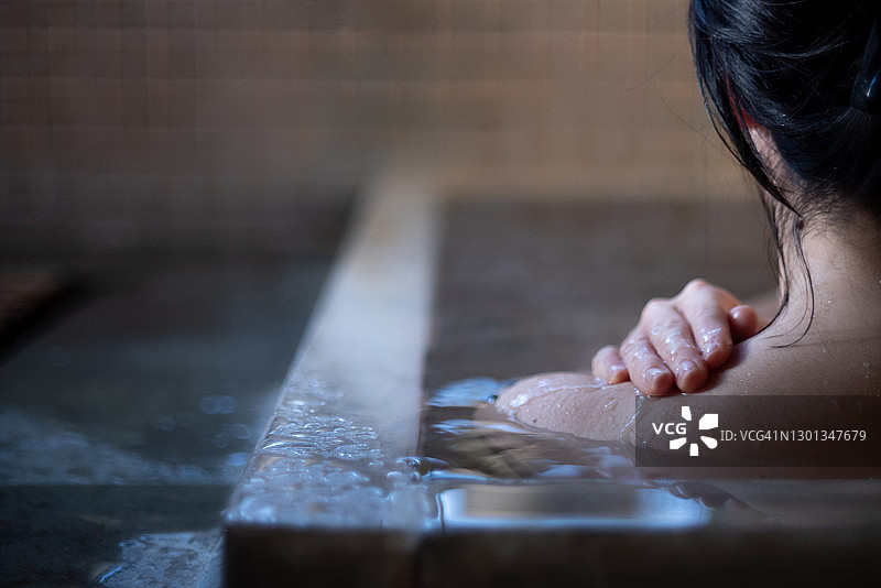 亚洲女人在日本温泉泡澡。图片素材