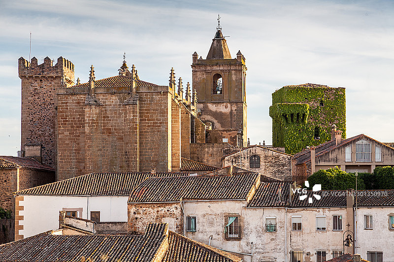 卡塞雷斯老城圣地亚哥教堂图片素材