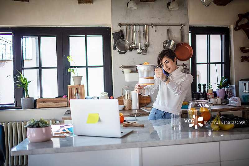 小憩享用茶点图片素材