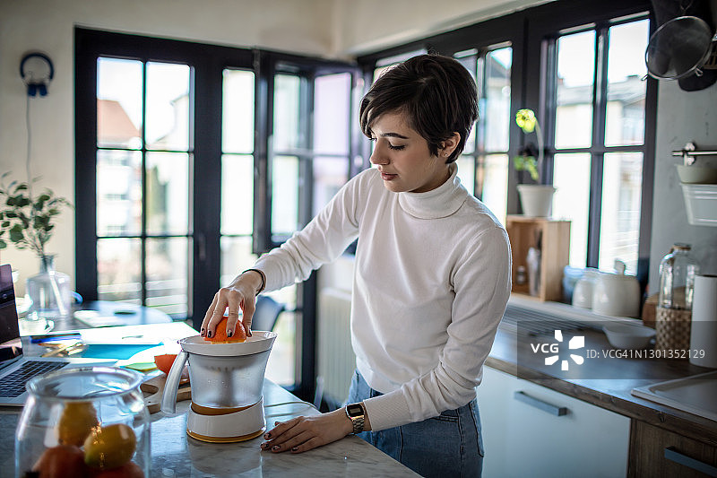小憩享用茶点图片素材