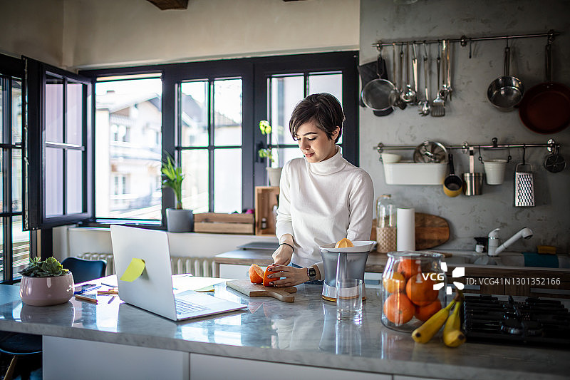 小憩享用茶点图片素材