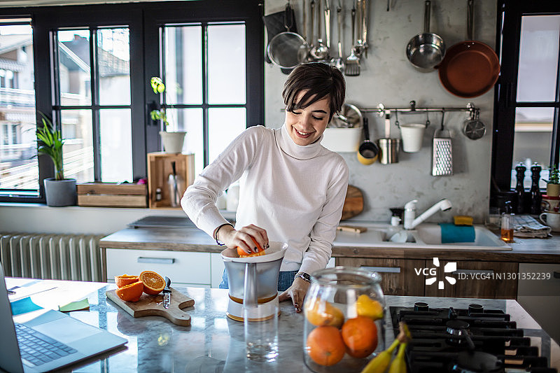 小憩享用茶点图片素材
