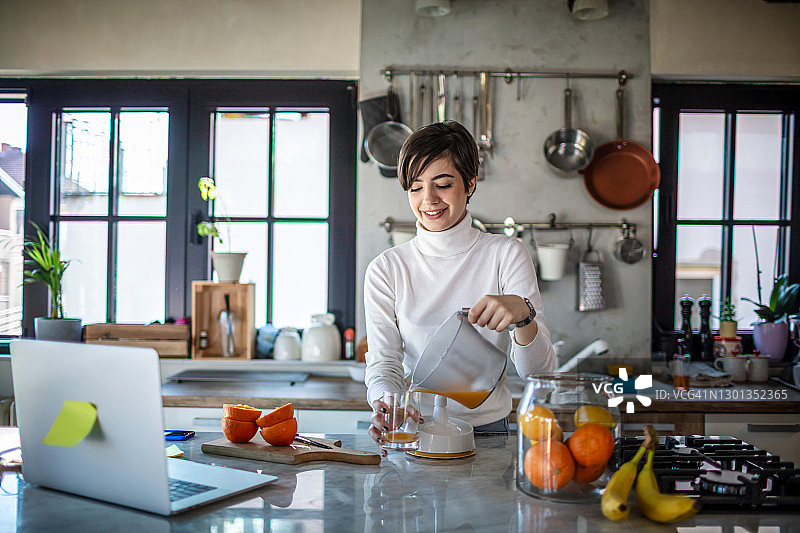 小憩享用茶点图片素材