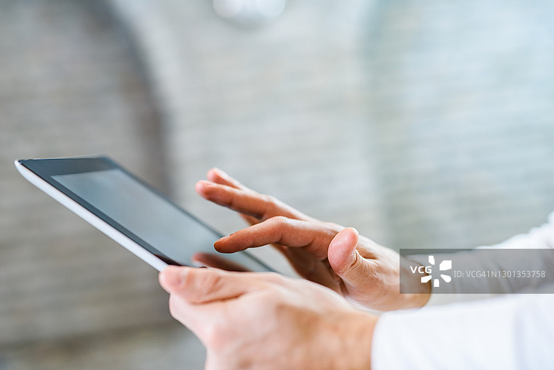 商务人士在办公室使用触摸板图片素材