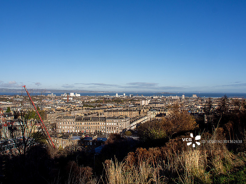 从爱丁堡卡尔顿山俯瞰利斯和福 Forth 河口的景色图片素材