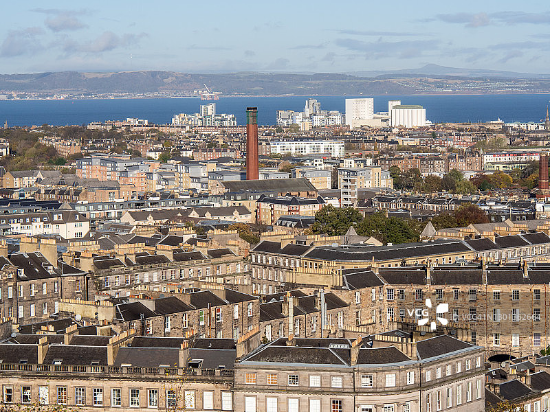 从爱丁堡卡尔顿山俯瞰利斯和福 Forth 河口的景色图片素材