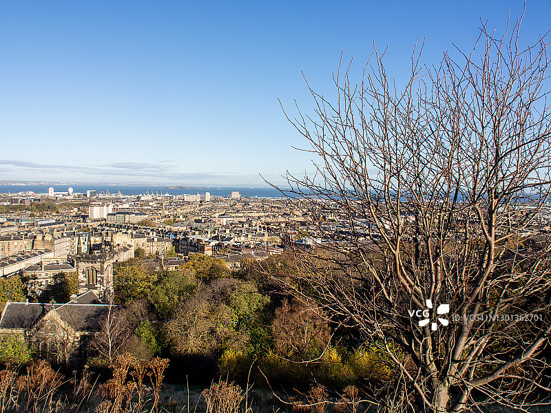 从爱丁堡卡尔顿山俯瞰利斯和福 Forth 河口的景色图片素材