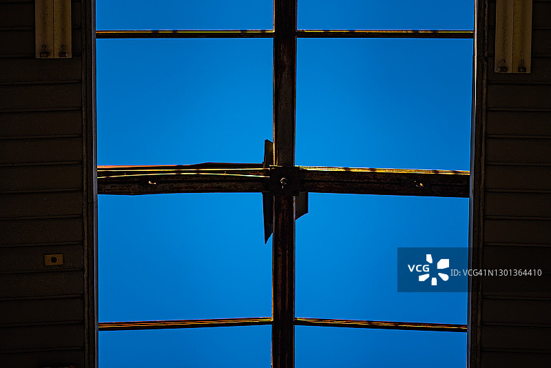 破损的天花板和蓝天图片素材