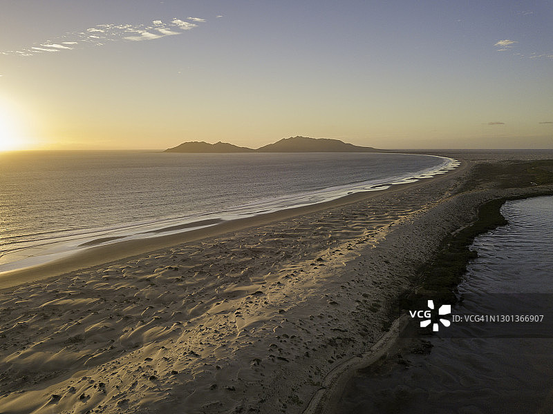 墨西哥下加利福尼亚州将马格达莱纳湾与太平洋隔开的狭窄沙丘航拍图片素材
