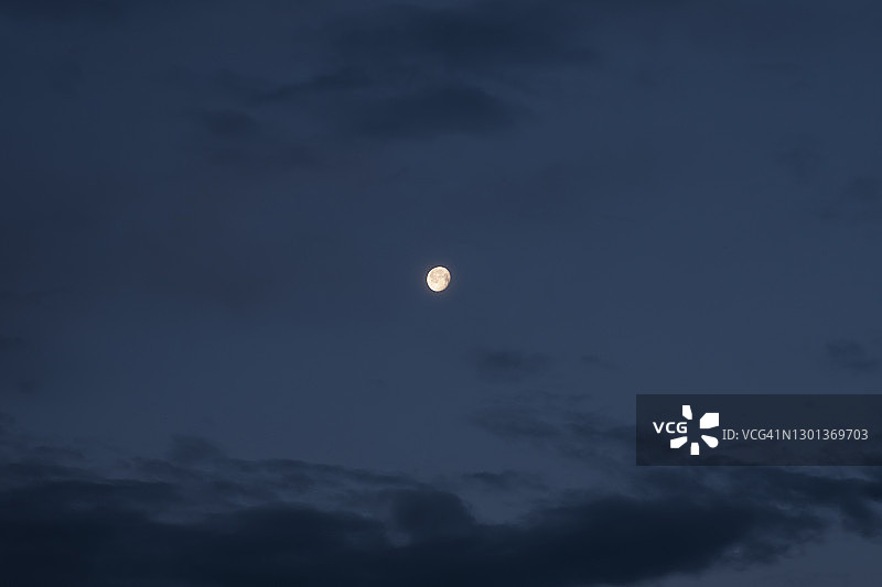中心有月亮的夜空图片素材
