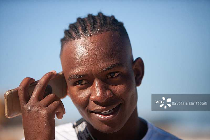 正在听手机的年轻人图片素材