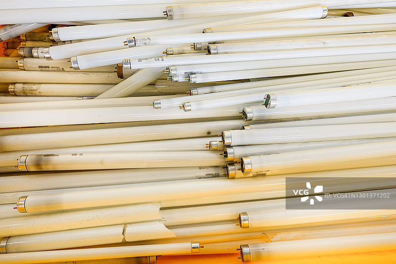 回收站的废旧荧光灯管收集图片素材