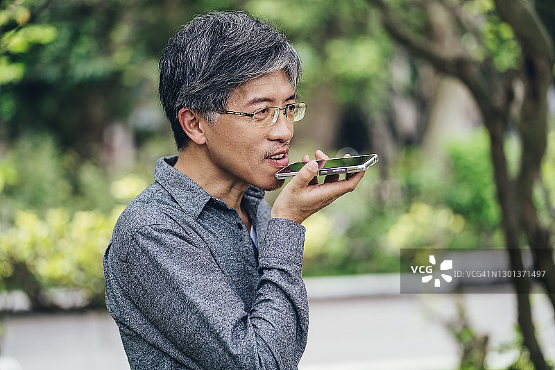 亚裔男子发送语音消息图片素材